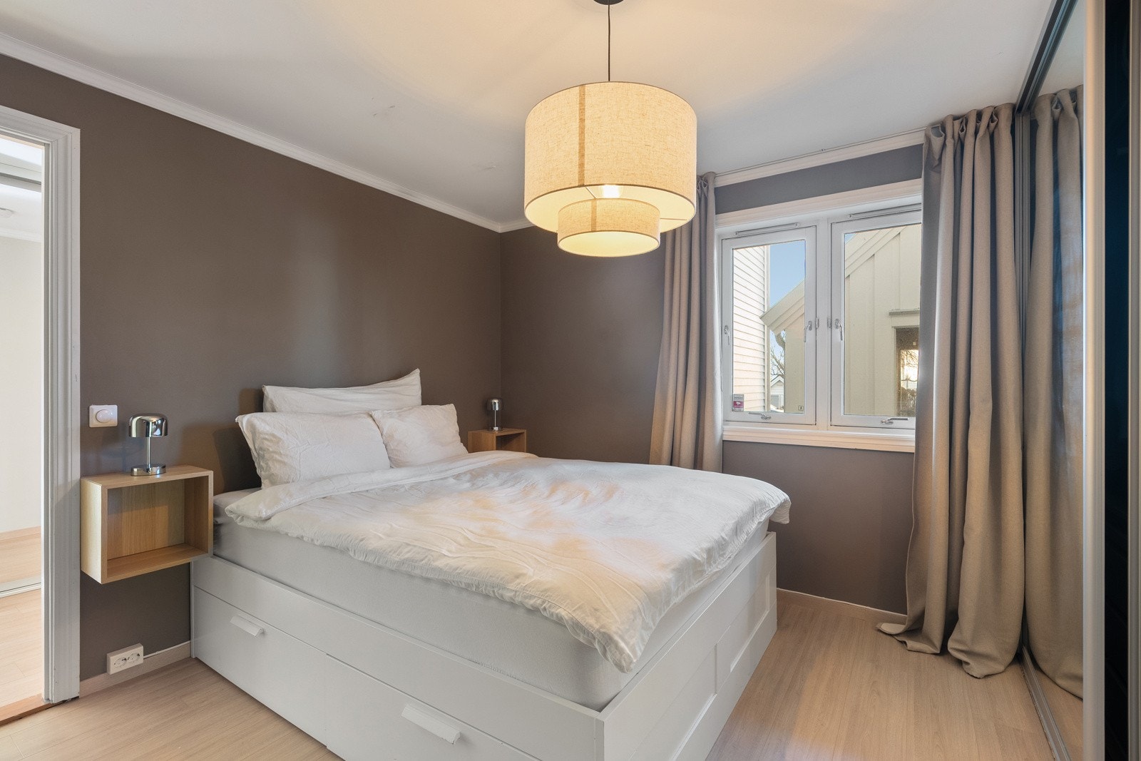 Du har god plass til dobbeltseng, nattbord og det er allerede innredet med en skyvedørsgarderobe som strekker seg fra gulv til tak. Galleribilde