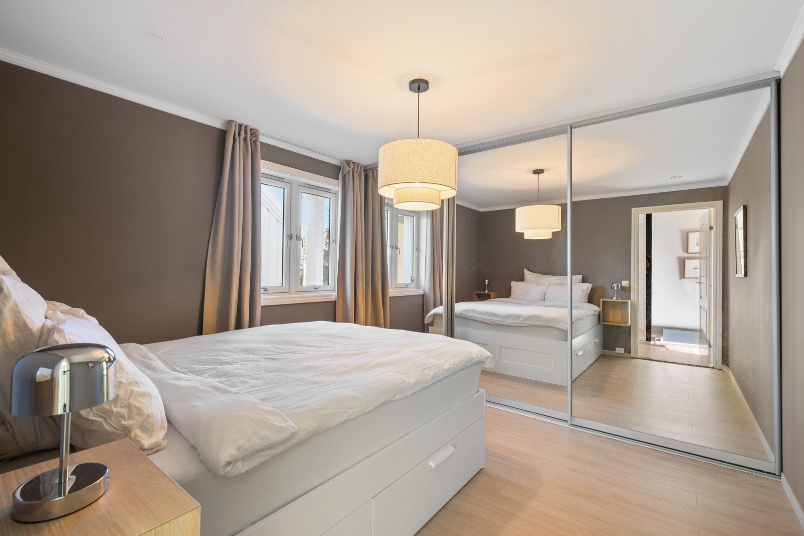 Soverommet ligger naturlig tilbaketrukket i leiligheten og er av svært god størrelse. Galleribilde