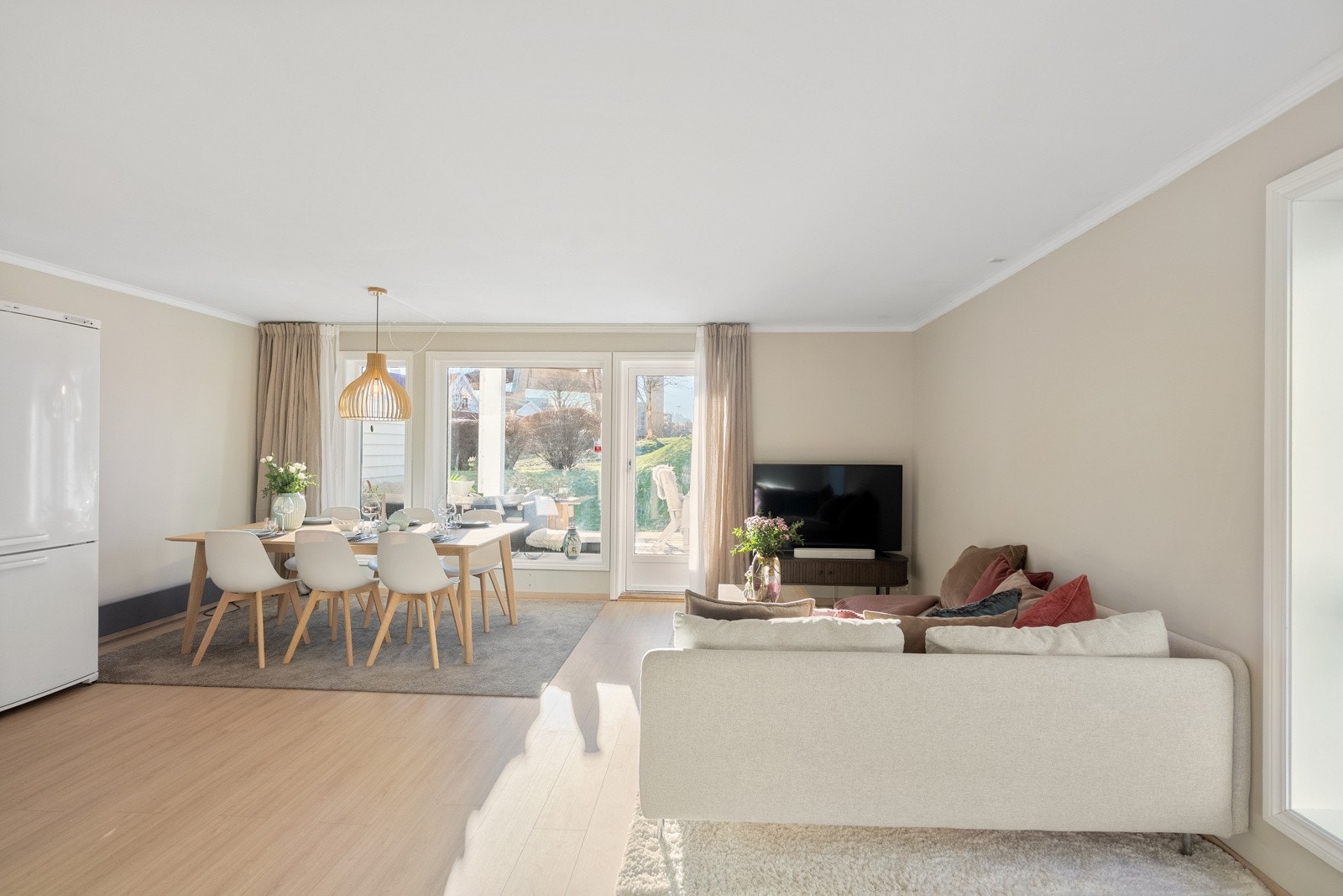 Leiligheten er lys og lekker med store vindusflater som slipper inn rikelig med dagslys. Galleribilde