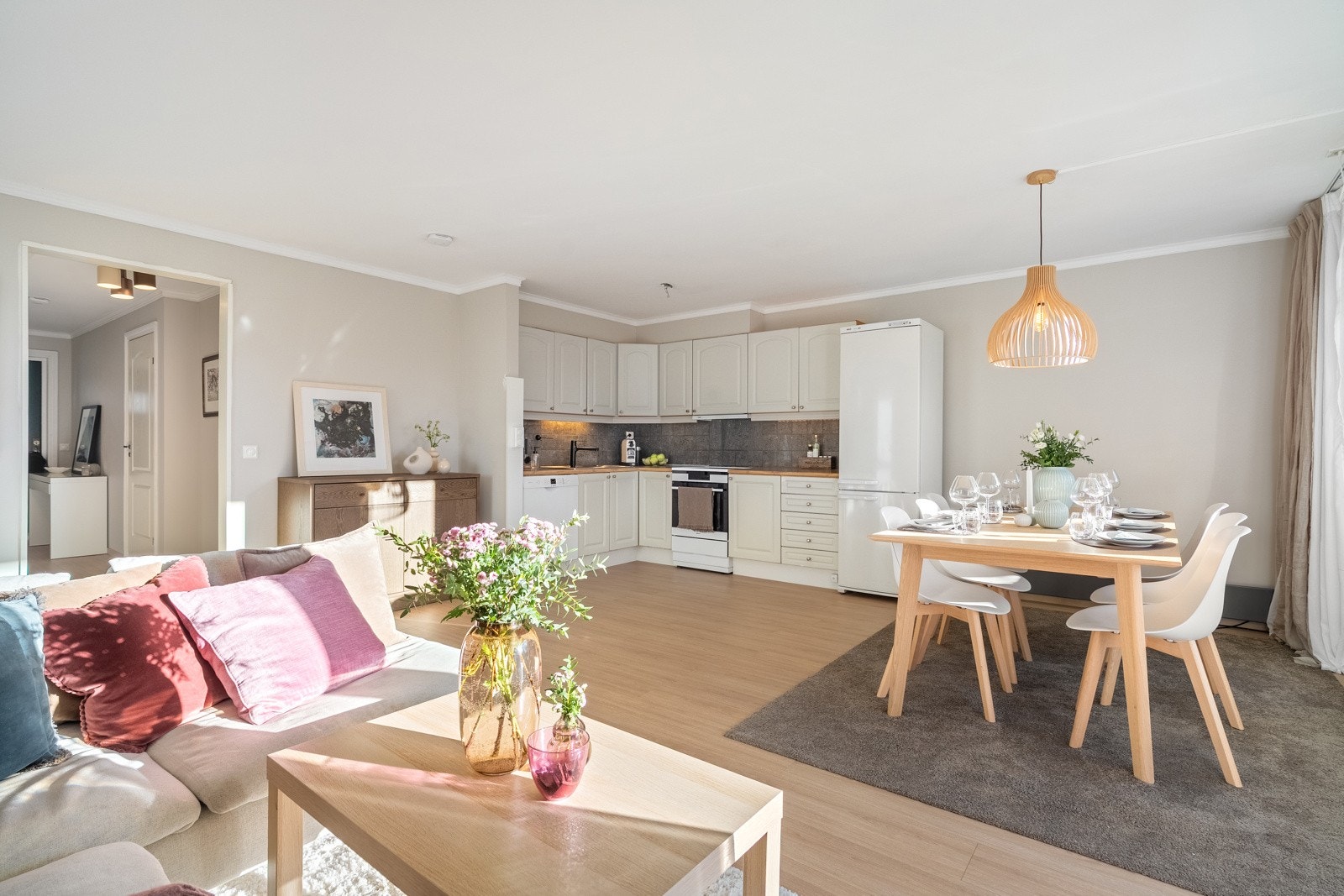 Stuen og kjøkkenet ligger i åpen og sosial løsning. Galleribilde