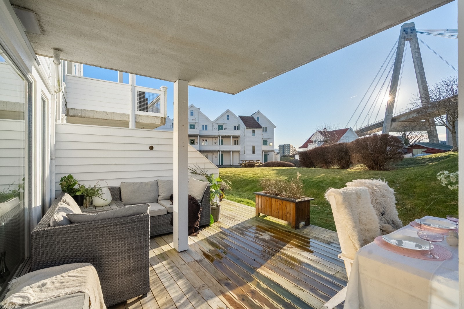 Her har du sol fra formiddag til kveld, hvor du sitter skjermet og i le for nordavind! Galleribilde