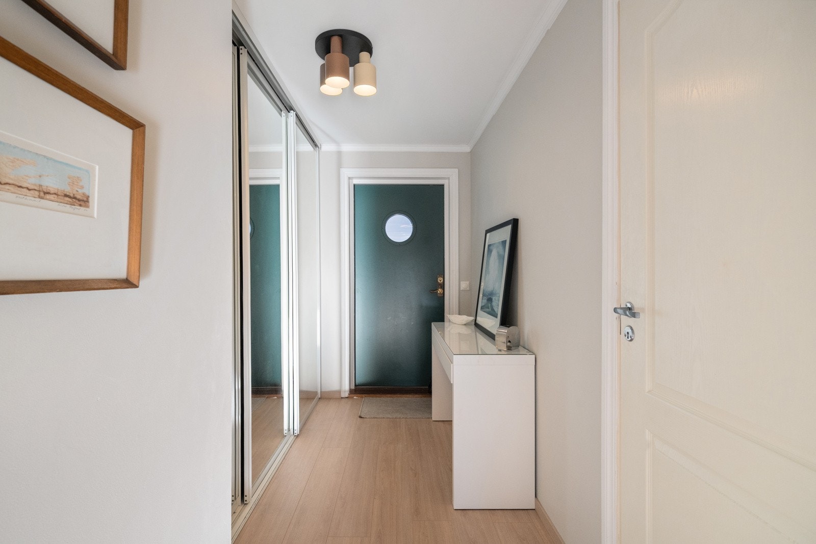 Entrèen har godt med plass til yttertøy og sko i skyvedørsgarderoben. Galleribilde