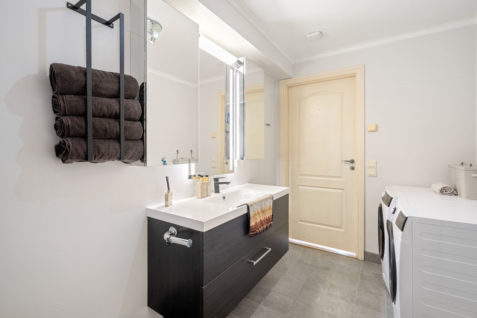 Det er varmekabler i gulv og opplegg for vaskemaskin og tørketrommel. Galleribilde