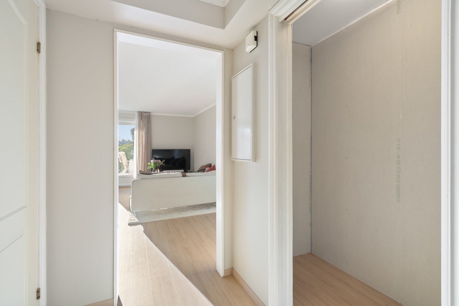 I gangen har du en innvendig bod som er praktisk å ha til alt man ikke ønsker skal stå fremme til enhver tid. Galleribilde