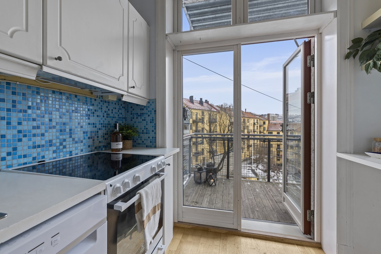 Utgang fra kjøkken til balkong på ca. 4 kvm som vender mot bakgård. Galleribilde