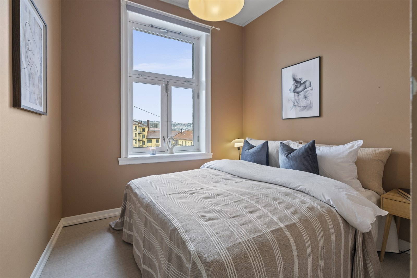 Luftig soverom med plass til dobbeltseng, nattbord og øvrig soveromsmøblement. Galleribilde