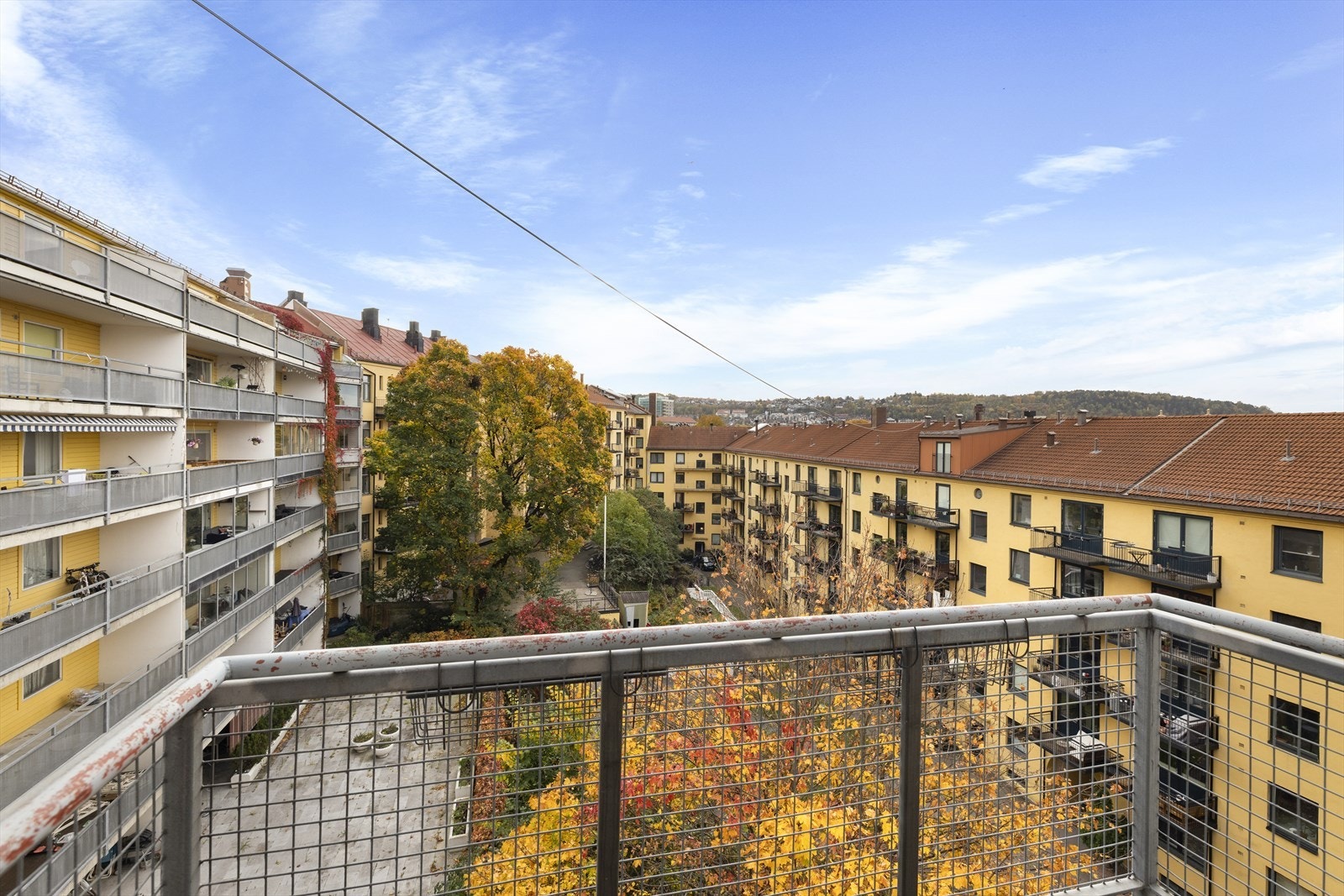 Balkongen ligger høyt og fritt med idyllisk utsikt mot Ekeberg. Galleribilde