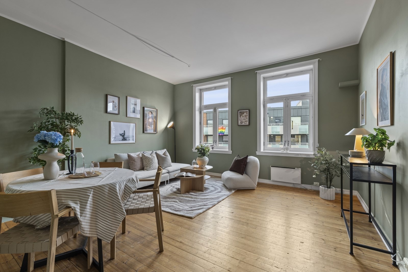 Store vindusflater sørger for godt med naturlig lys og gir rommet en behagelig og god atmosfære å oppholde seg i. Galleribilde