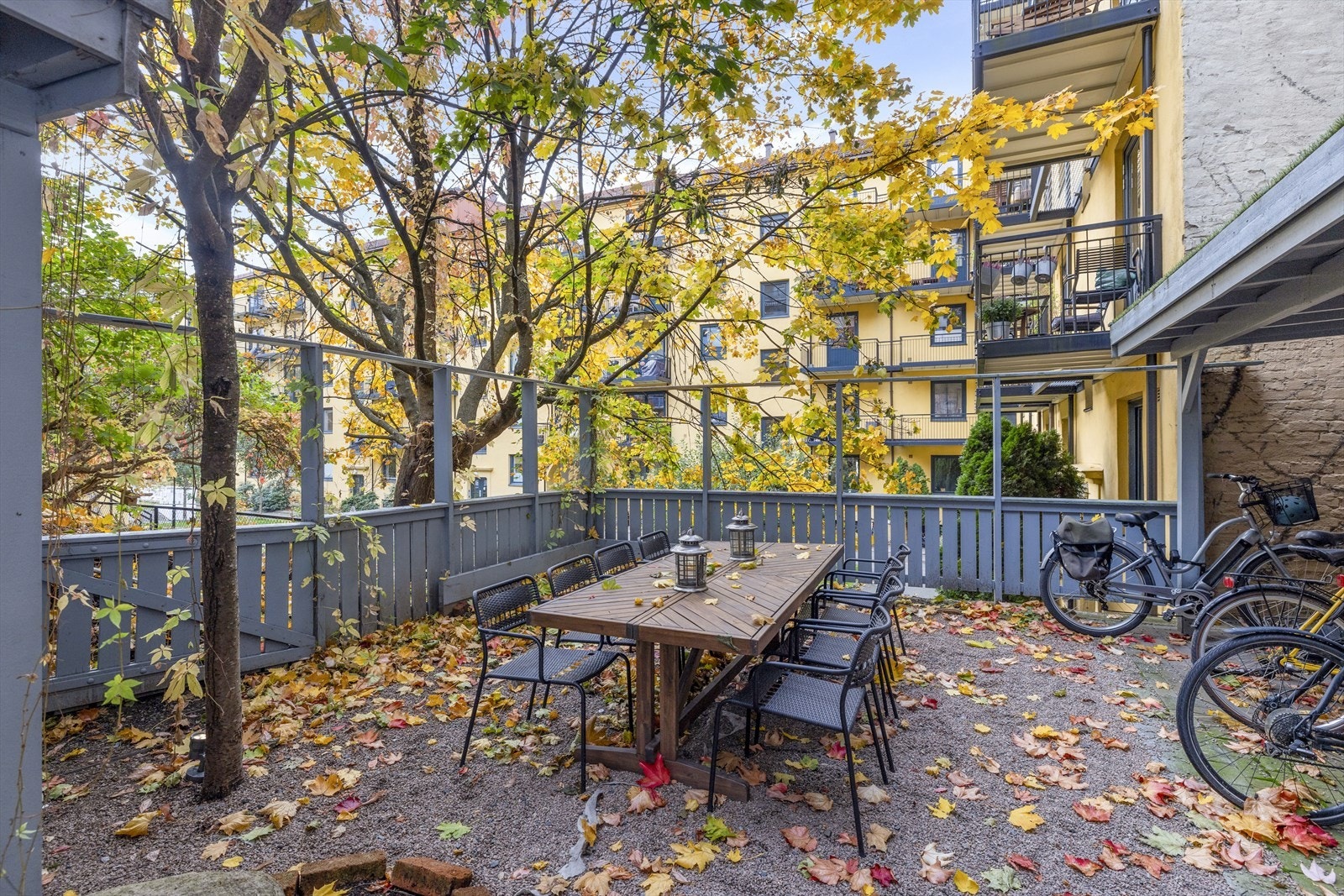 Flott og idyllisk bakgård med beplantning og sitteplasser Galleribilde