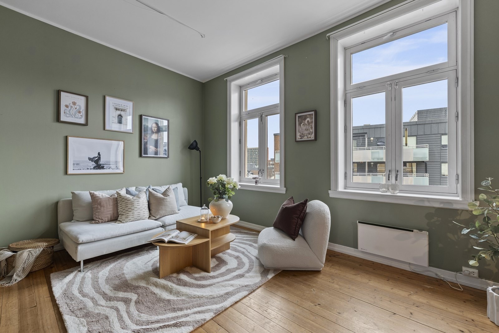 Klassiske detaljer som tregulv, store vinduer og god takhøyde Galleribilde