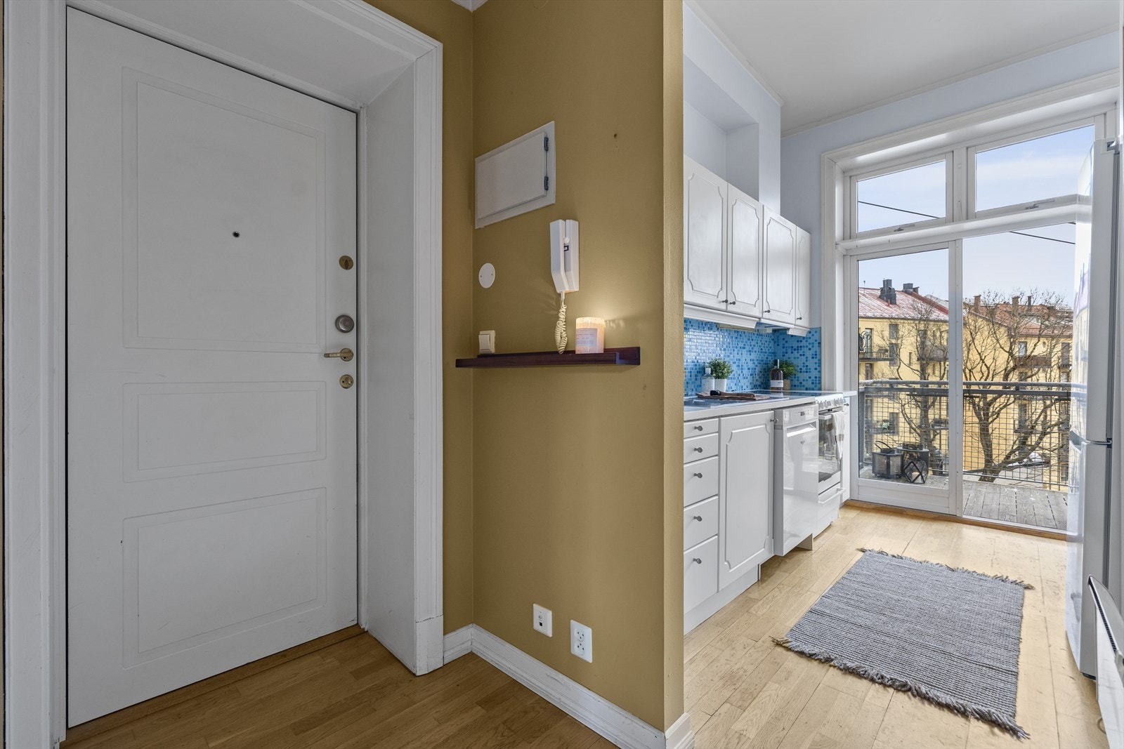 Automatsikringer med skap i entre. Galleribilde