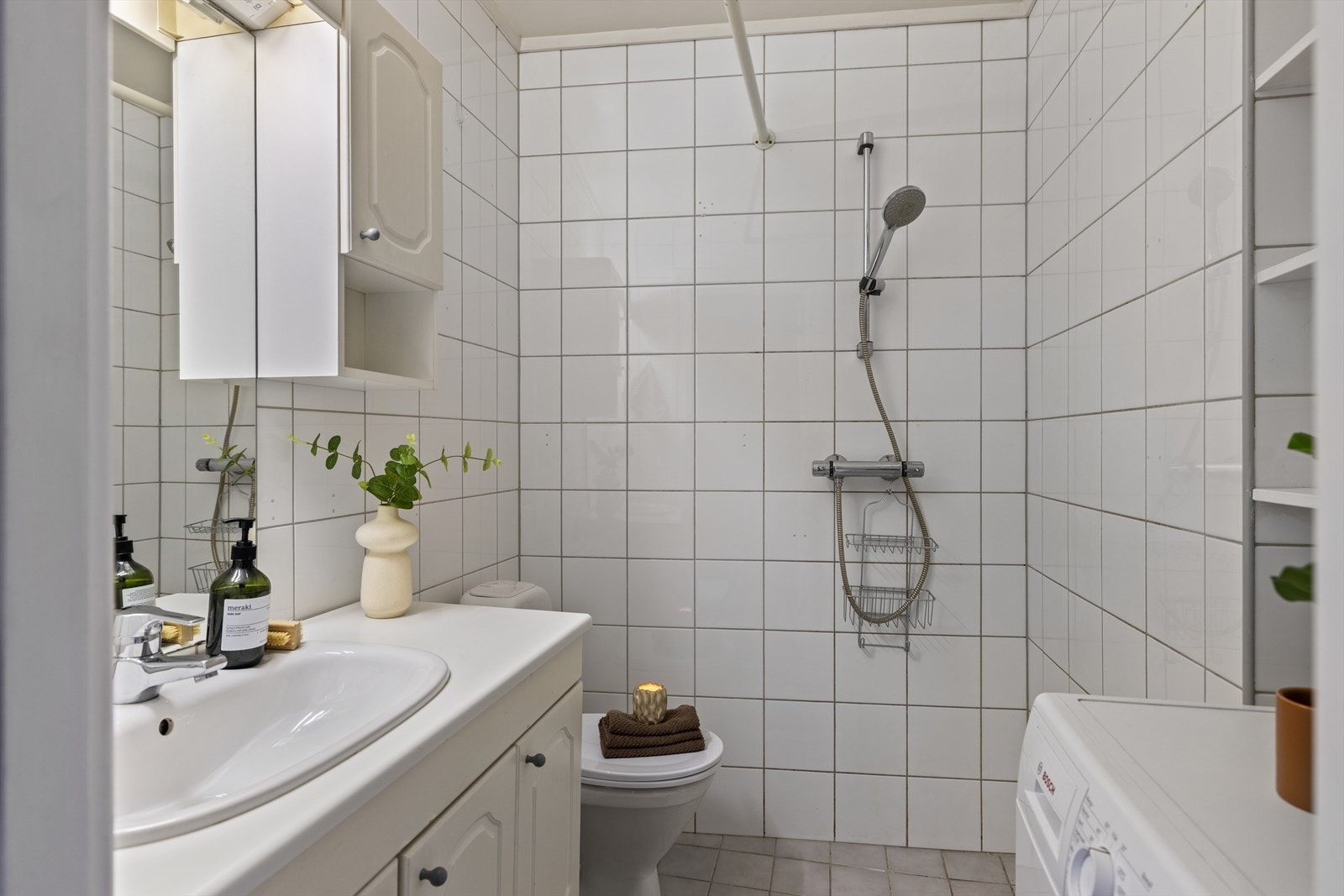 Gulvet er flislagt. Rommet har elektriske varmekabler. Galleribilde