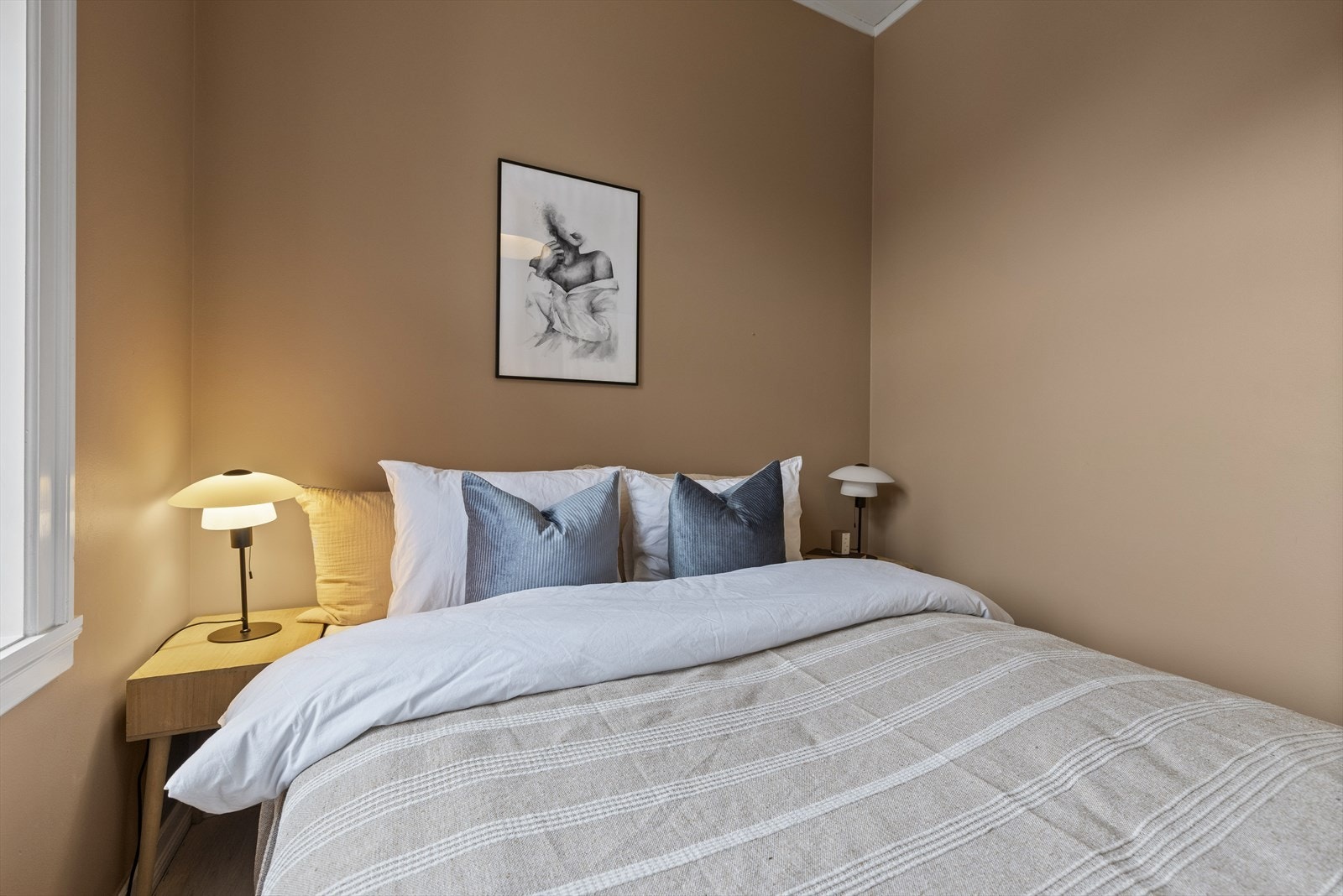 Vinduet vender ut mot bakgården. Galleribilde