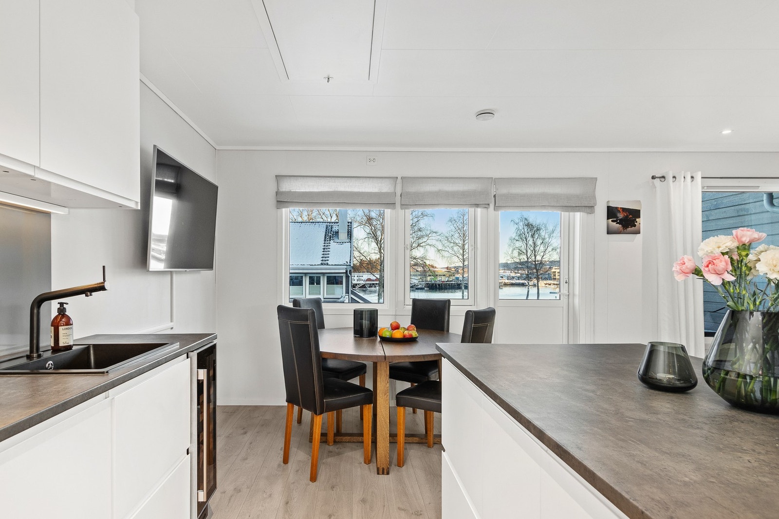 Store vindusflater som slipper inn godt med naturlig lysinnslipp. Galleribilde