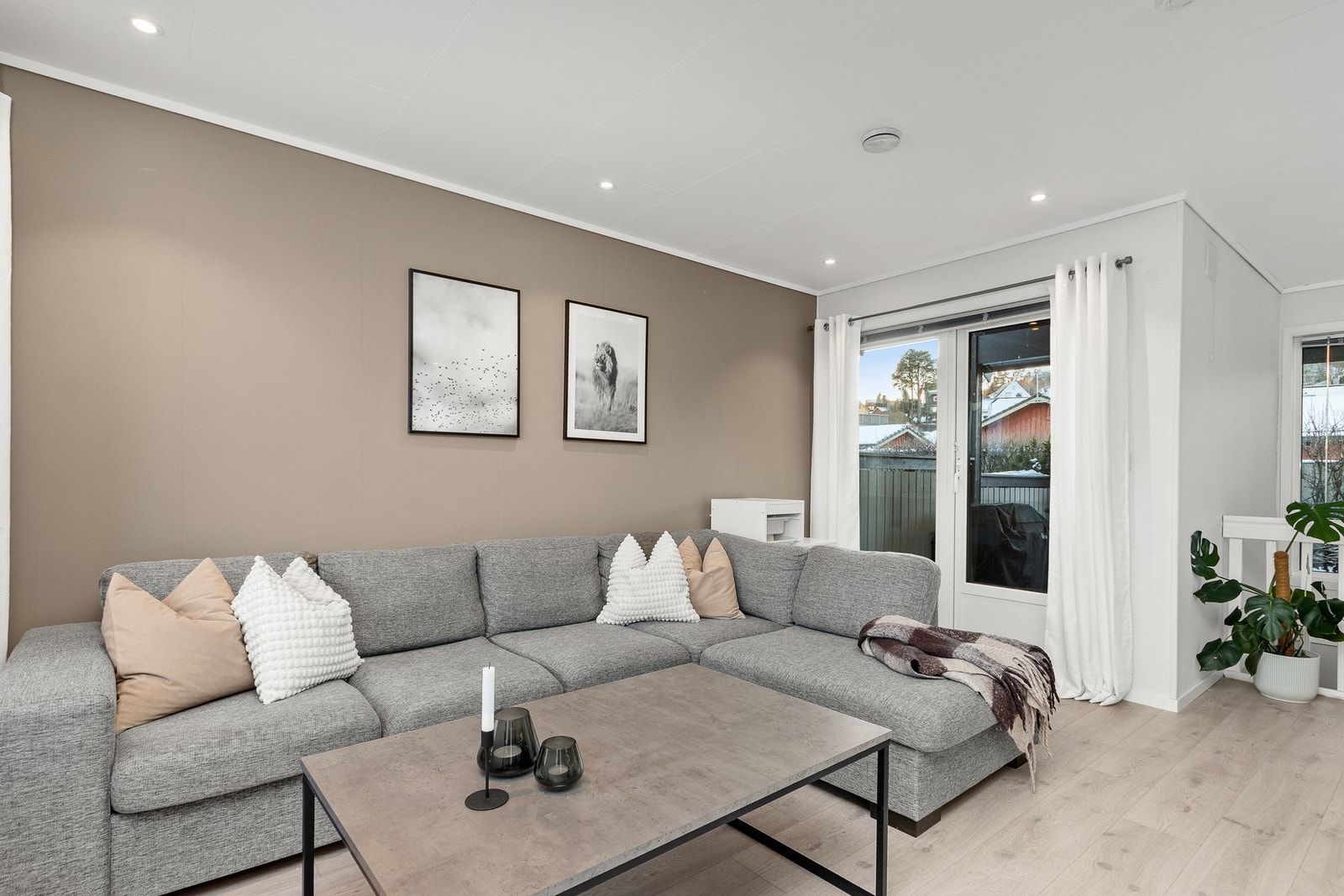 Fra stuen har man enkel adkomst til veranda på både fremside og bakside av boligen. Galleribilde