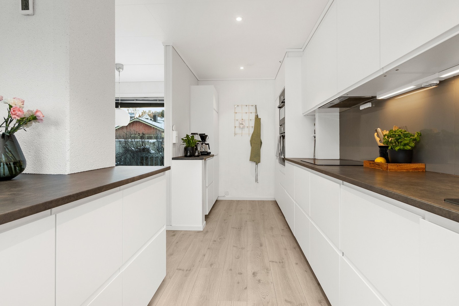 Pent og stilrent kjøkken med integrerte hvitevarer. Galleribilde