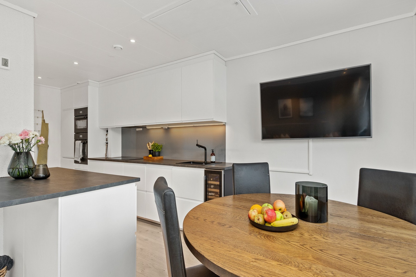 Kjøkkenet har en åpen løsning som skaper en luftig og god atmosfære. Her har man plass til spisegruppe. Galleribilde