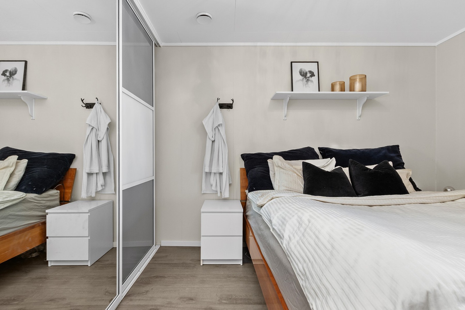 Hovedsoverommet har en praktisk garderobeløsning som egner seg godt til lagring og oppbevaring. Galleribilde