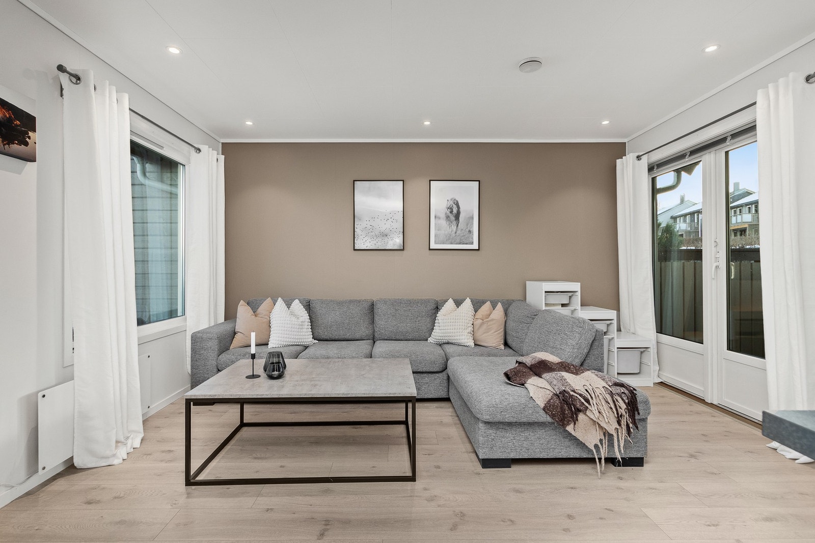 Stue med vinduer på begge sider. Galleribilde