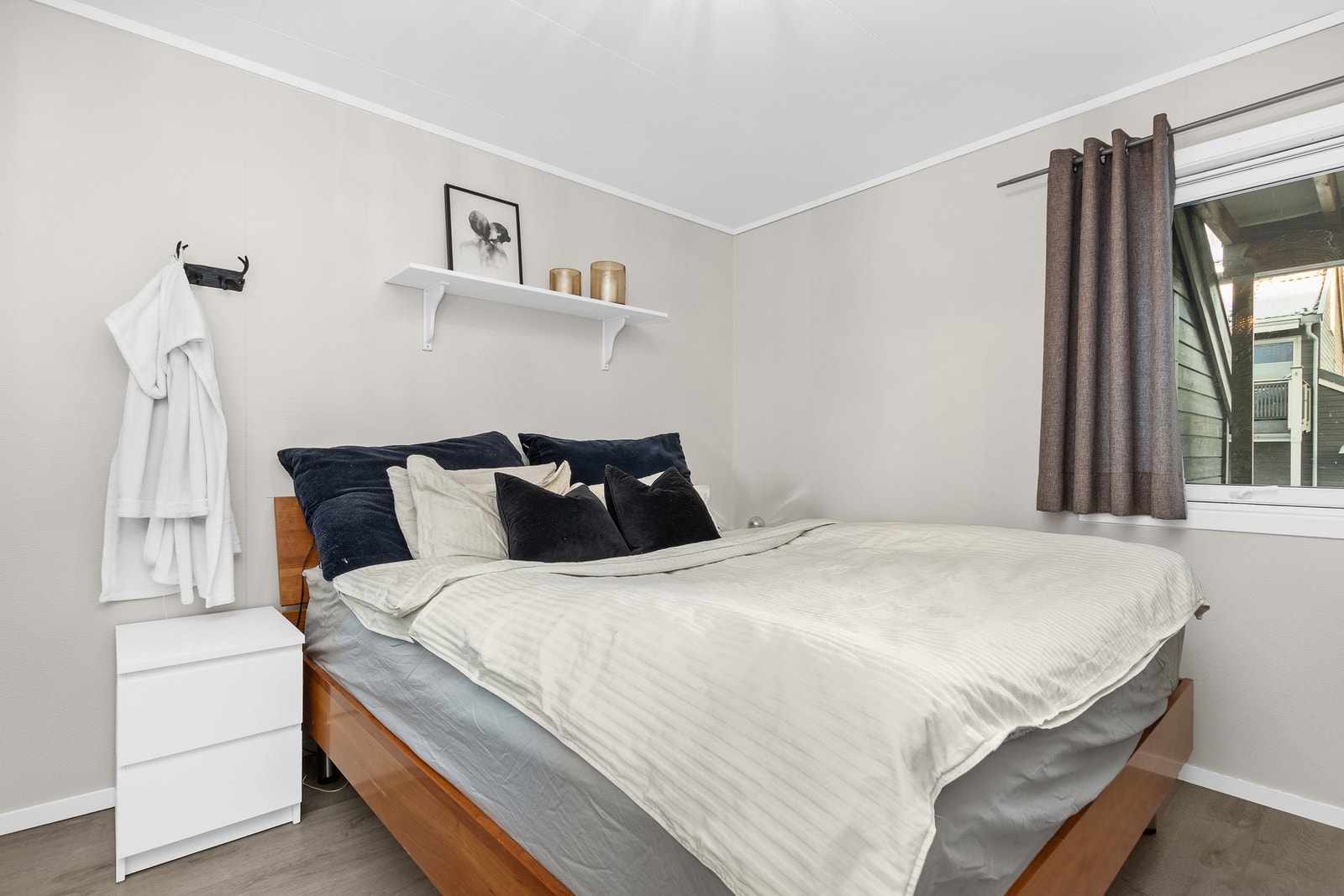 Hovedsoverom med god plass til dobbeltseng. Galleribilde