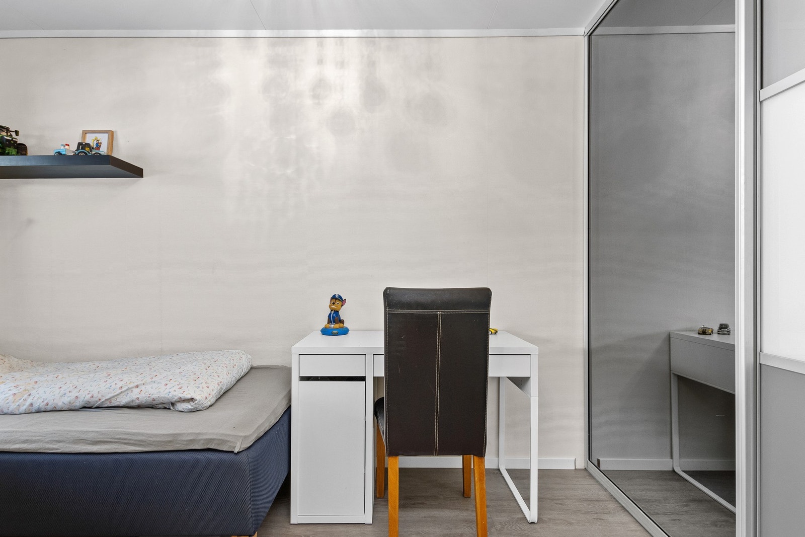 Soverommet har god plass til møblering og godt med skapplass i garderobe. Galleribilde