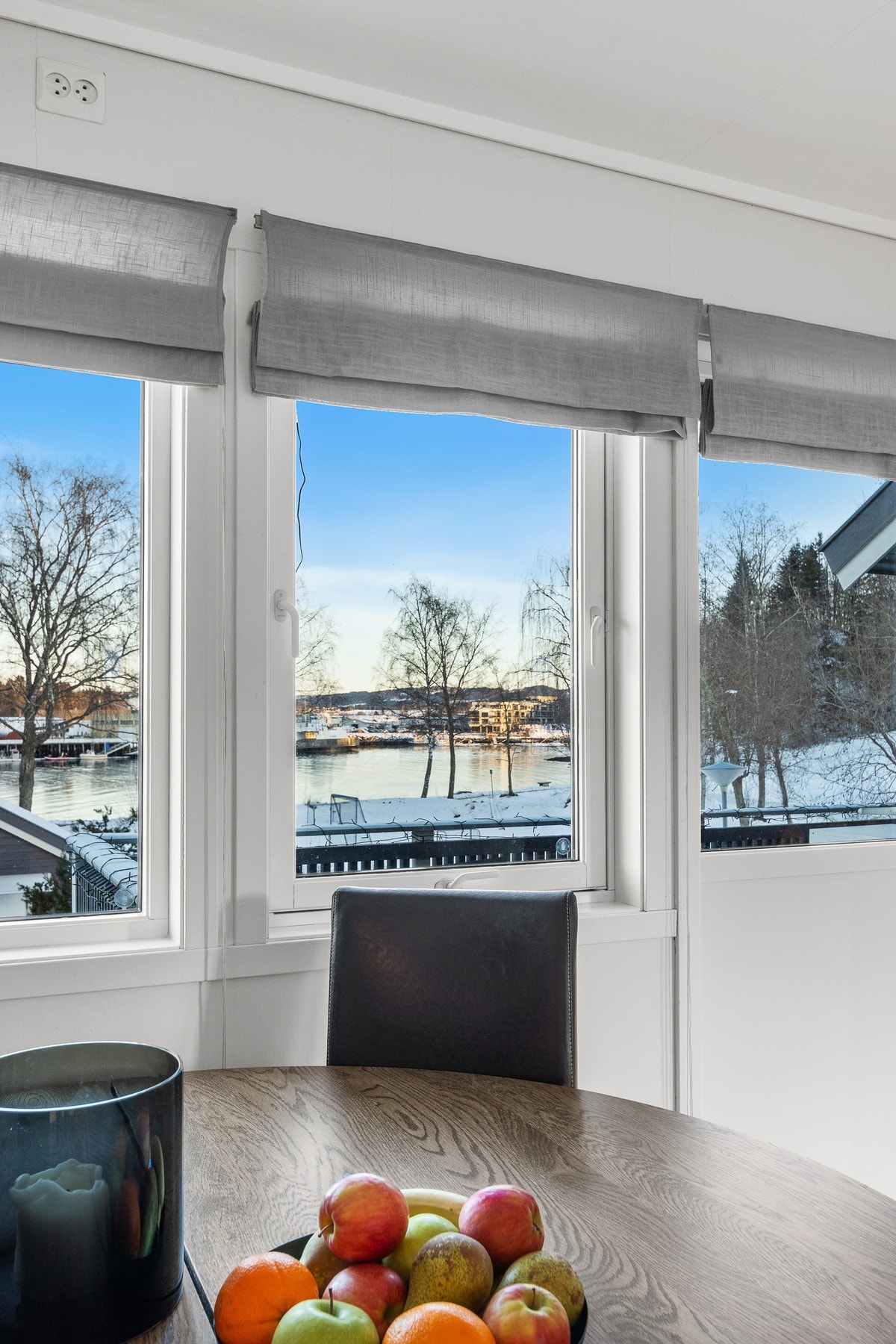 Fra stua har man god utsikt mot sjøen og ferjeleiet. Galleribilde