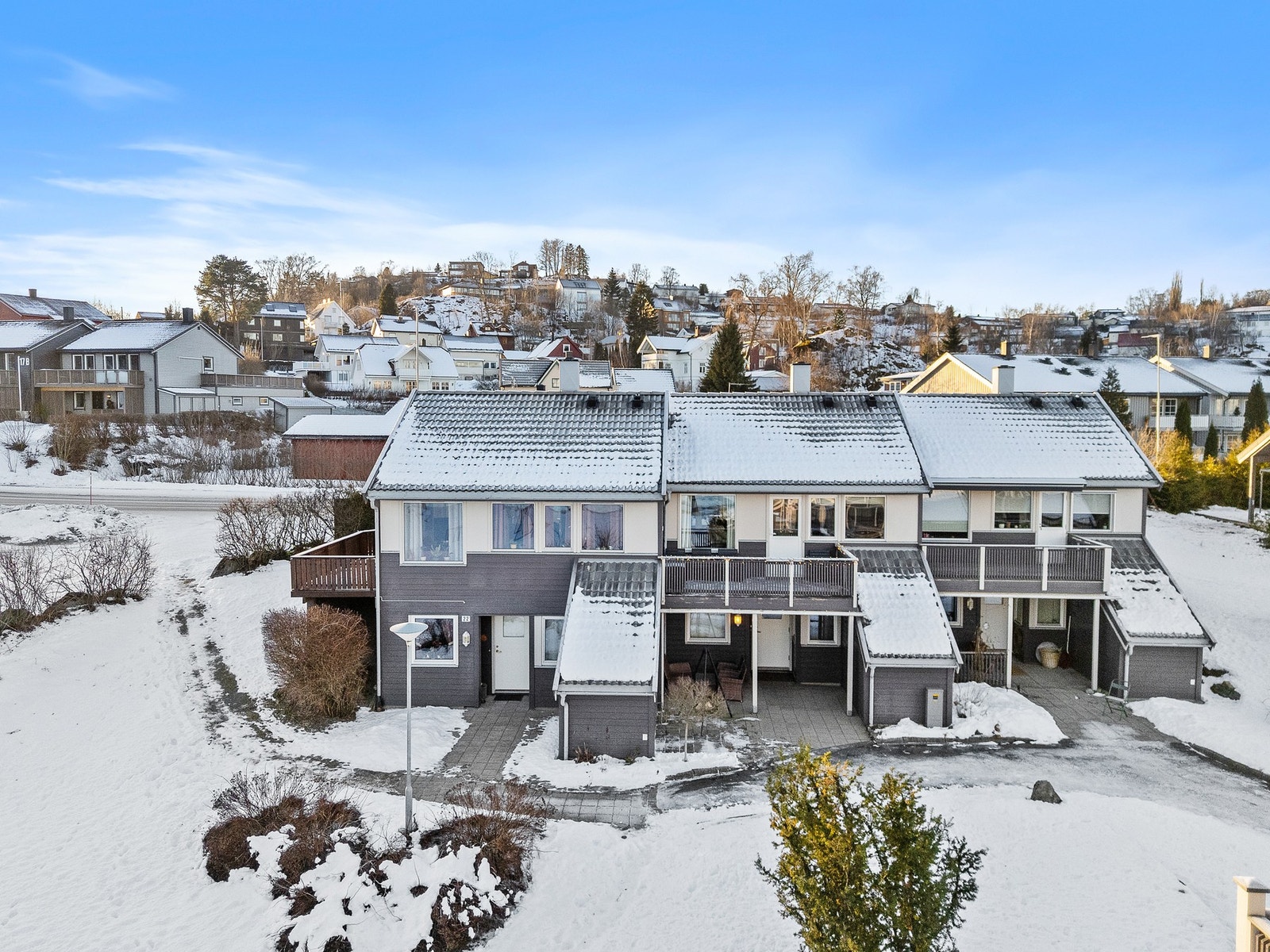 Pent og praktisk rekkehus over to plan med flott utsikt og gode solforhold! Galleribilde