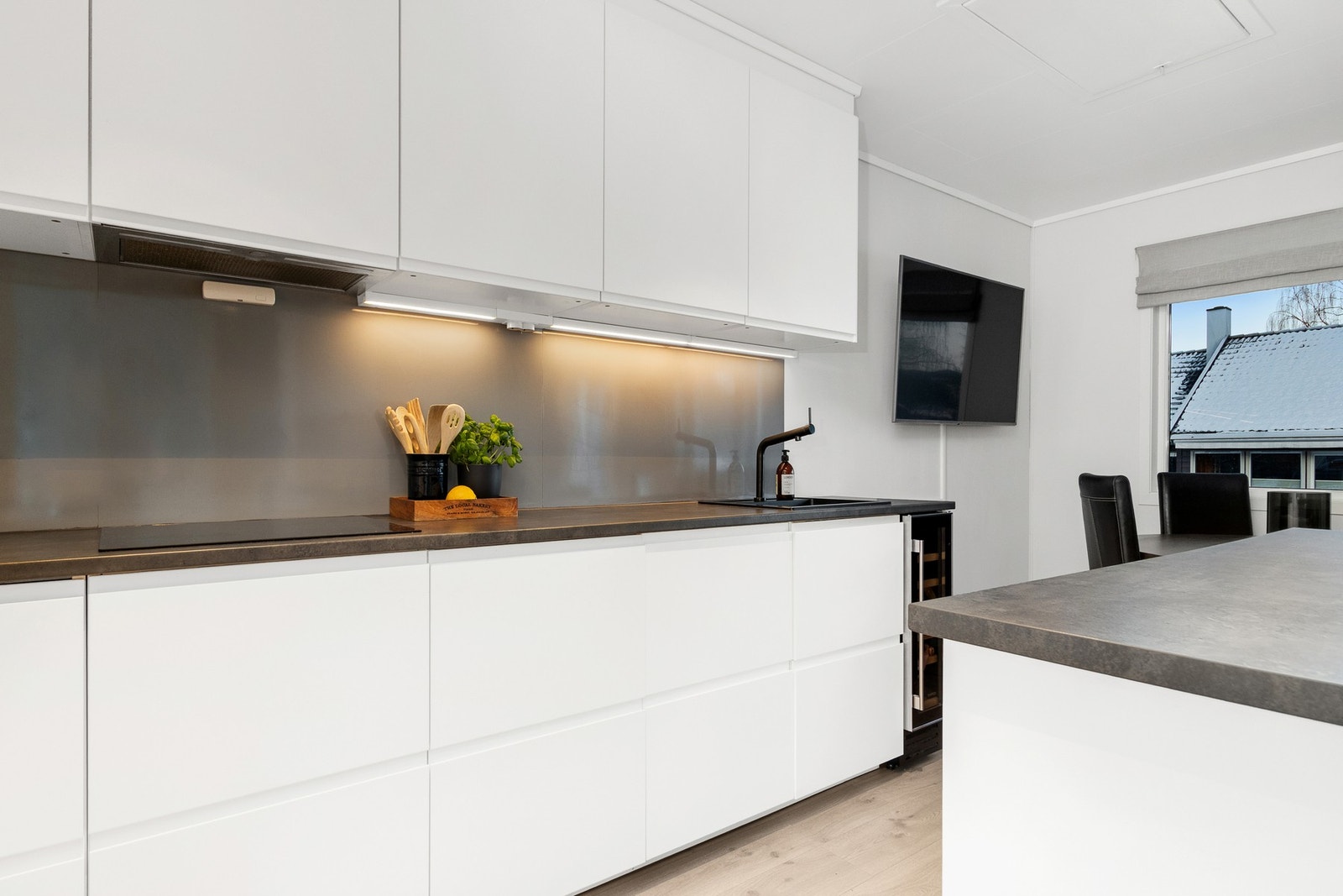 Kjøkkenet har mye skap- og benkeplass. Galleribilde