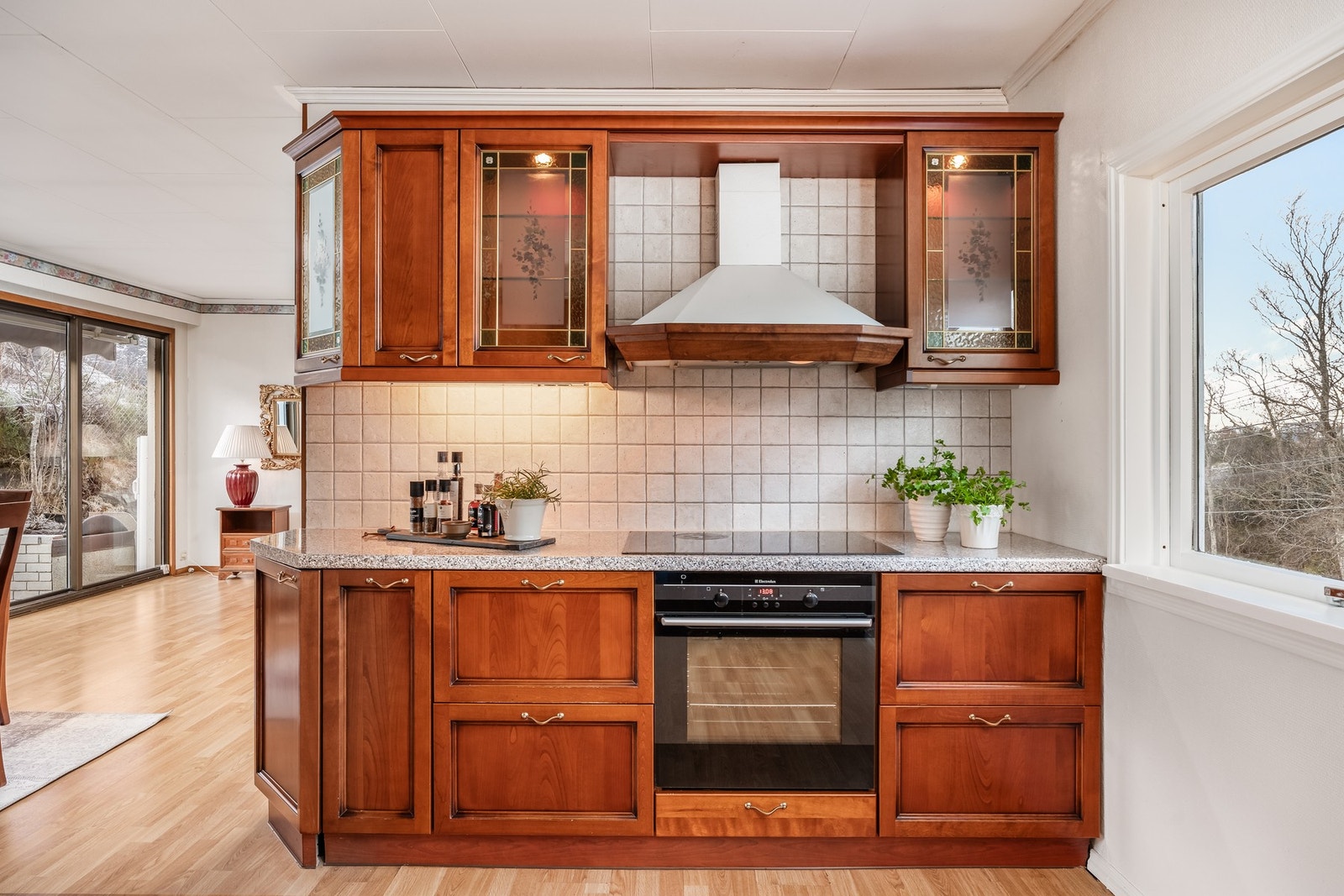 Kjøkkenet er pent utført med integrerte hvitevarer. Galleribilde