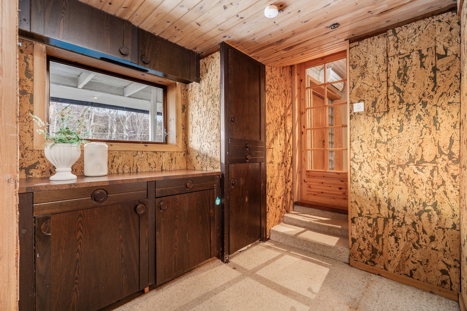 Gang som leder ned til bad og kjellerstue. Galleribilde