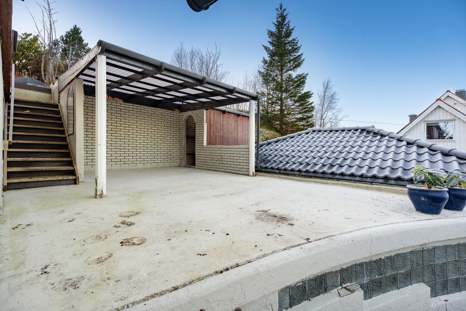 På fremsiden av huset finnes en paviljong som byr på gode solforhold hele dagen. Galleribilde