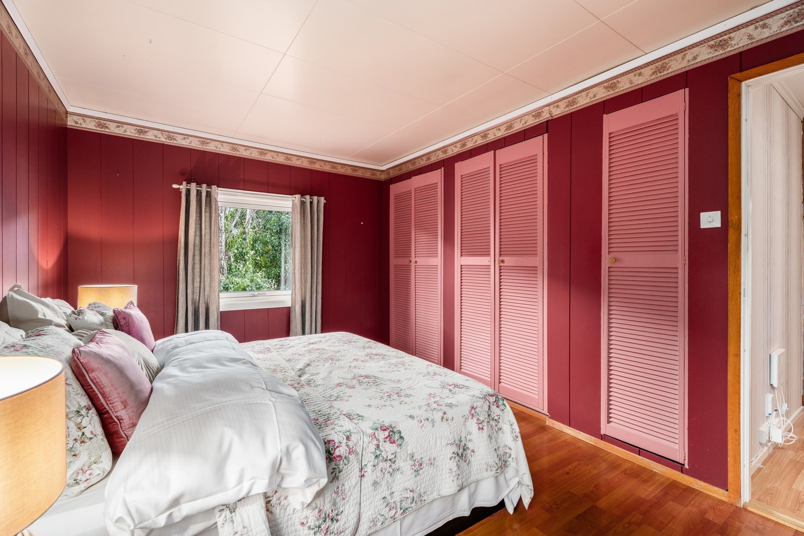 Soverom 2: Soverommet har plass til hele din garderobe med flere integrerte skap. Galleribilde