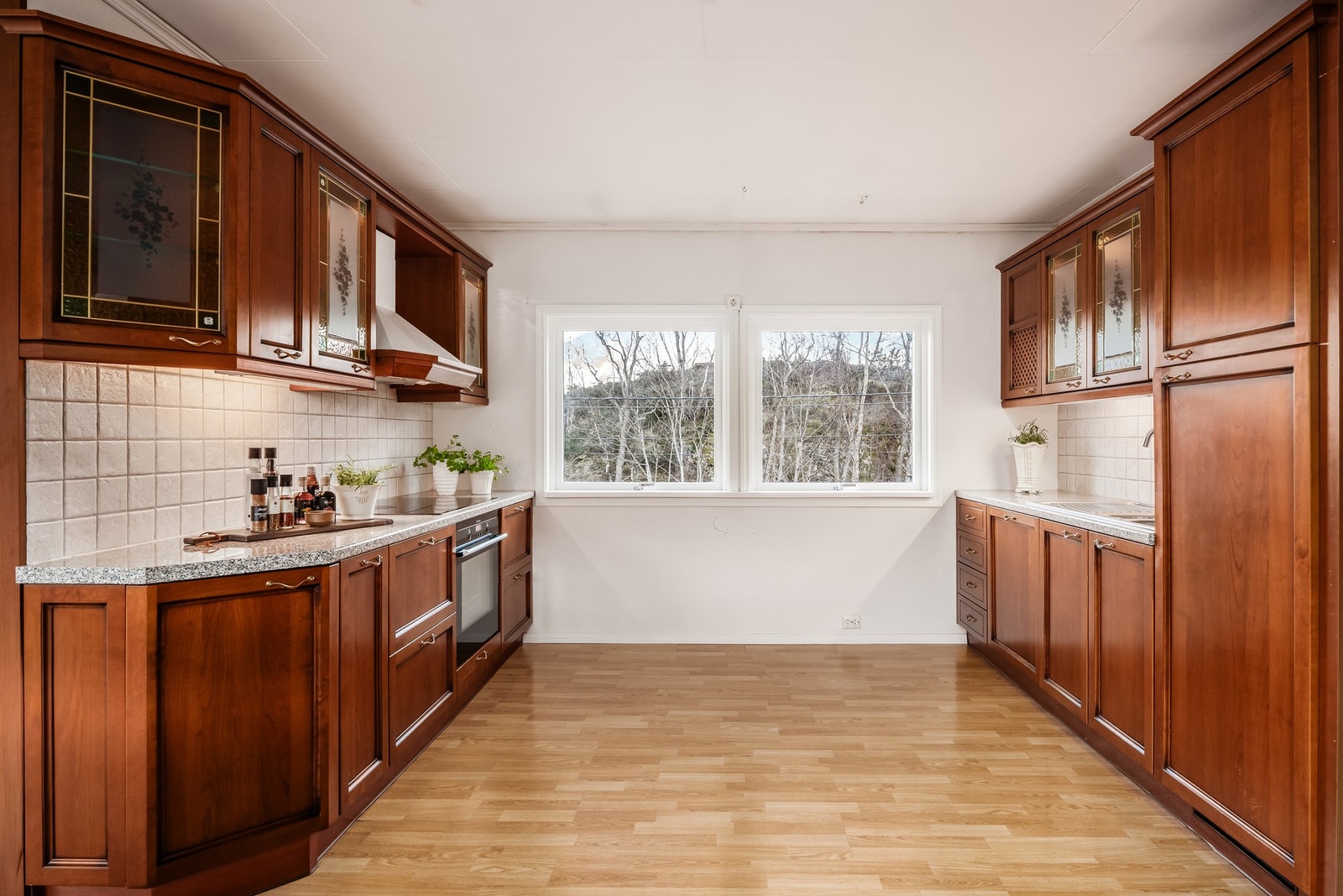 Stort kjøkken med mye arbeids og skapplass i over og under skap. Galleribilde