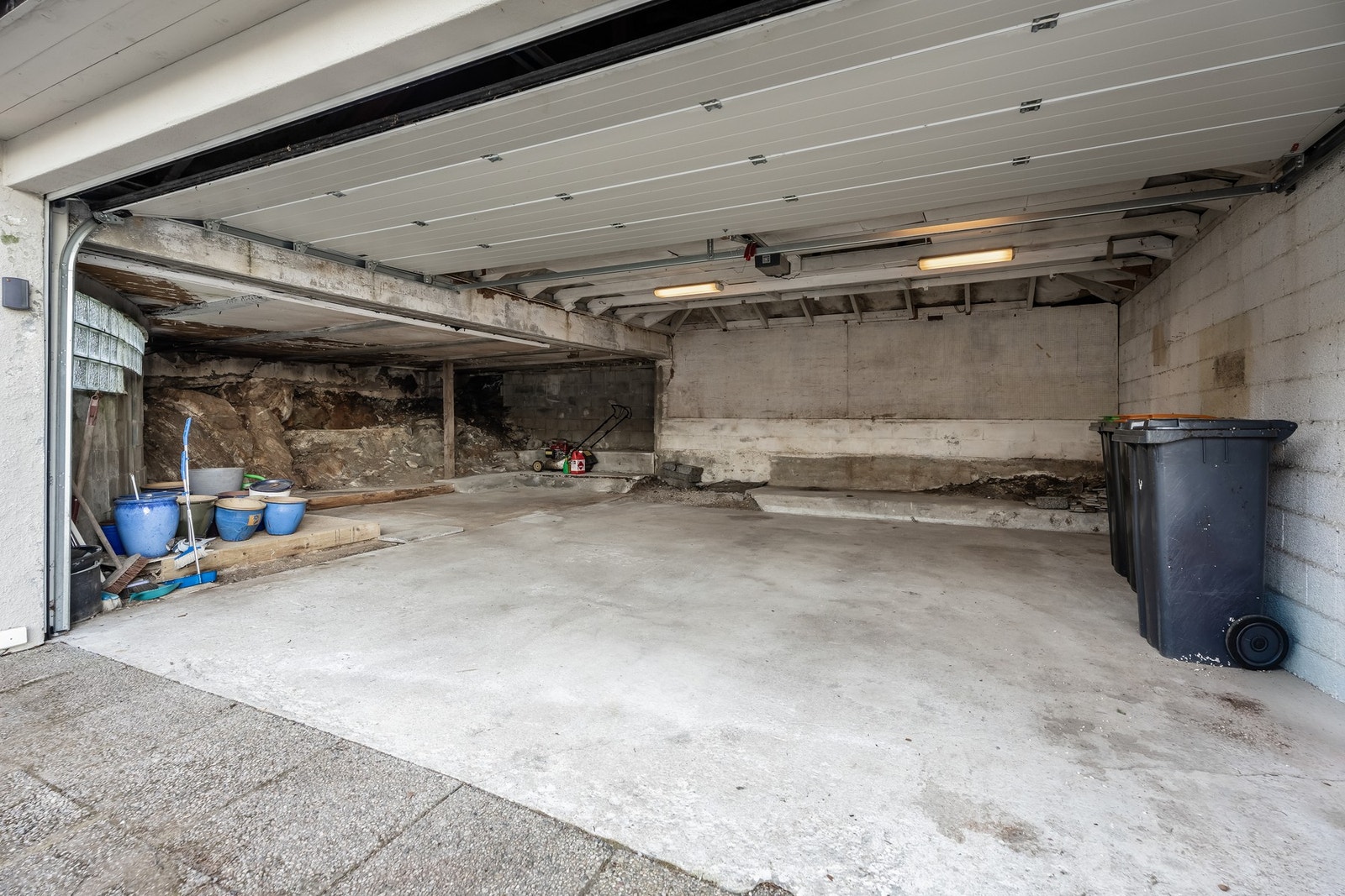 Romslig garasje med plass til flere biler og lagring av utendørsutstyr. Galleribilde