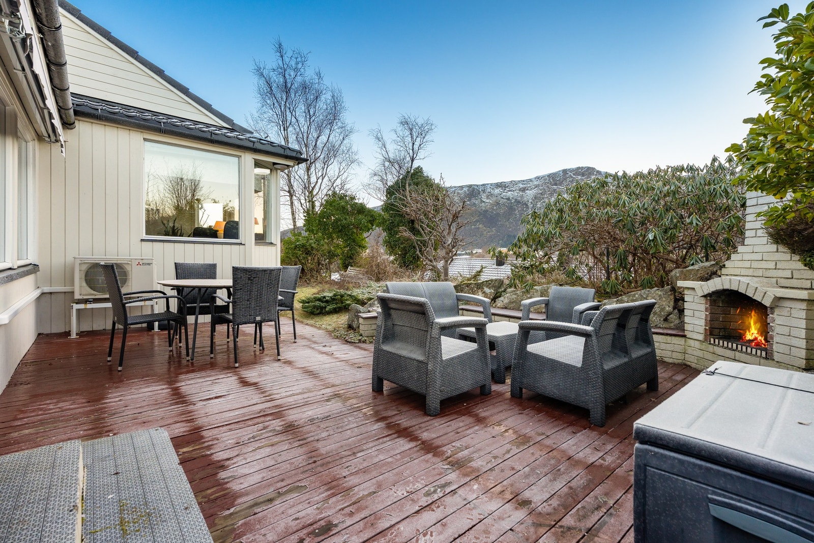Verandaen ligger på et lunt og skjermet sted med flott utsikt mot fjellene. Galleribilde