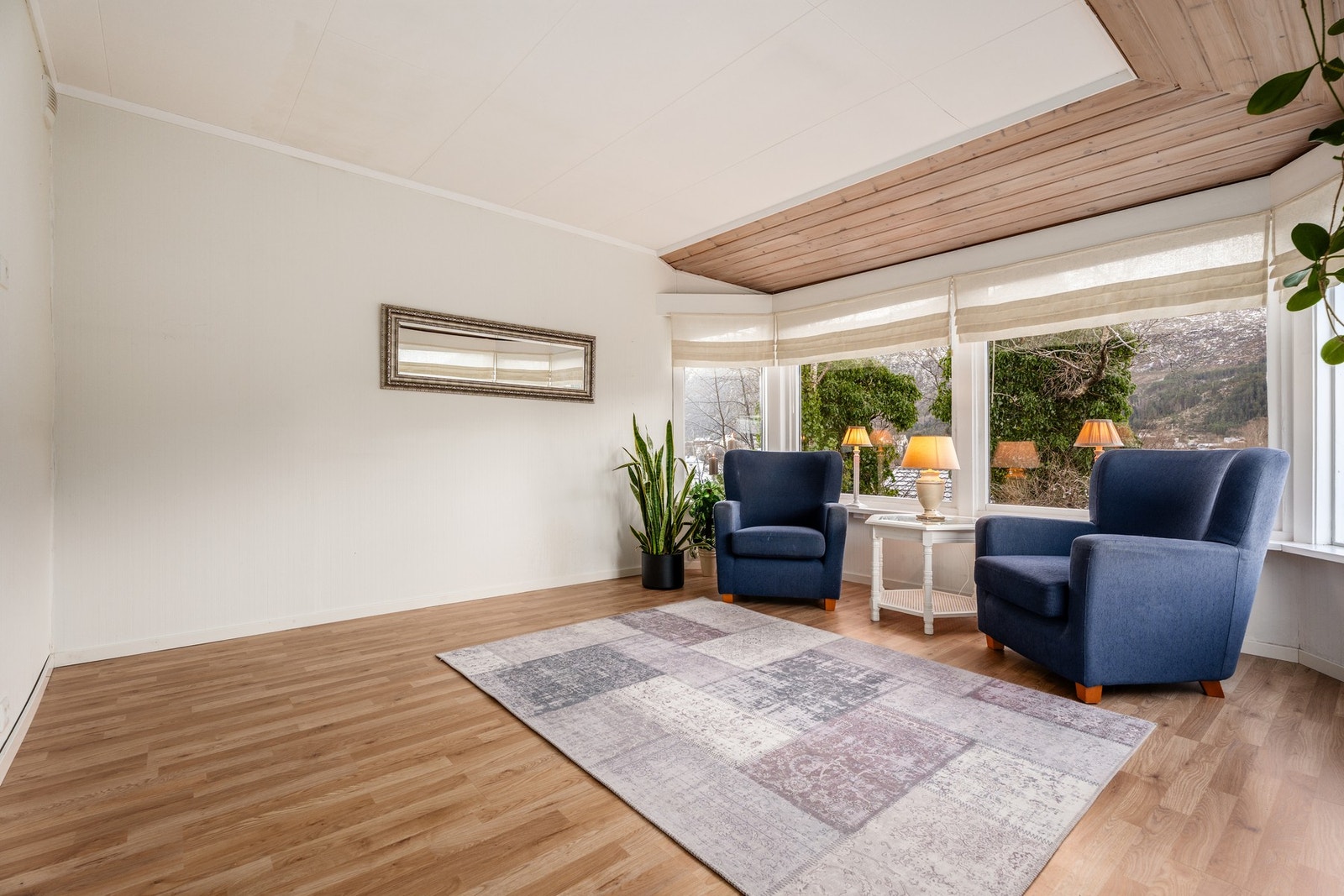 Lys romslig sittegruppe med mange vinduer som slipper inn mye lys. Galleribilde