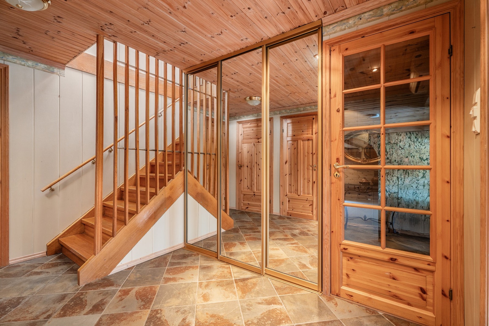 Trappen ned til første etasje. Galleribilde