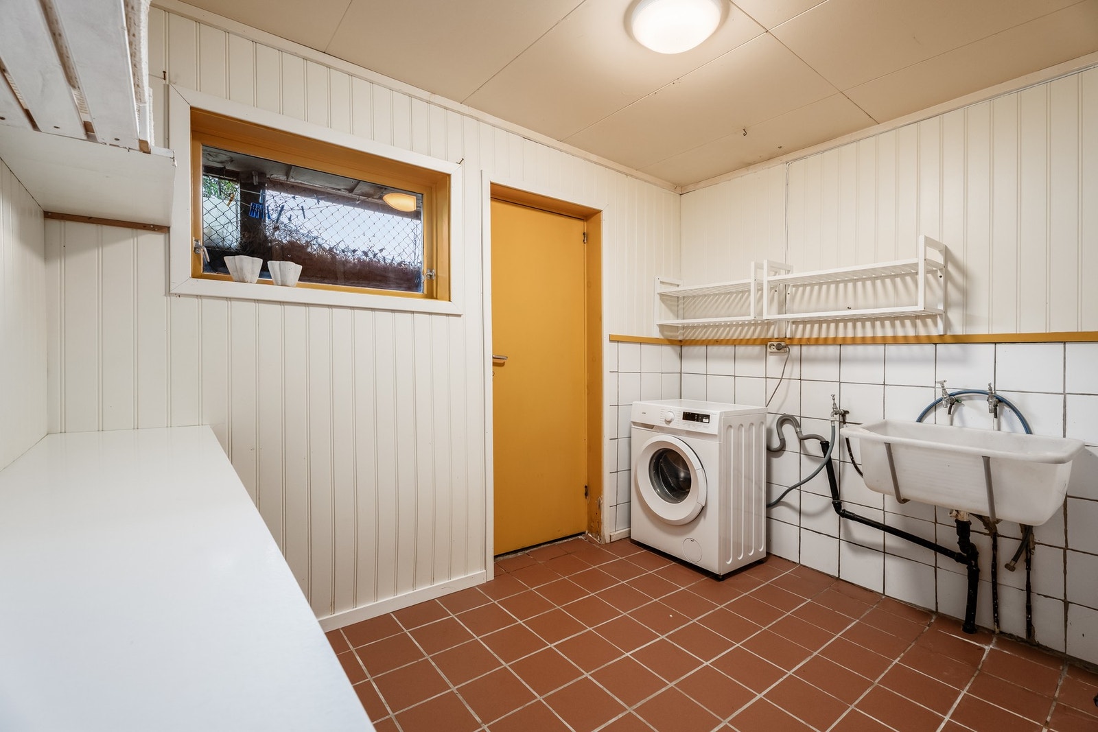 Leiligheten har et eget vaskerom med plass til å tørke klær på opplagt område rett utenfor døren. Galleribilde