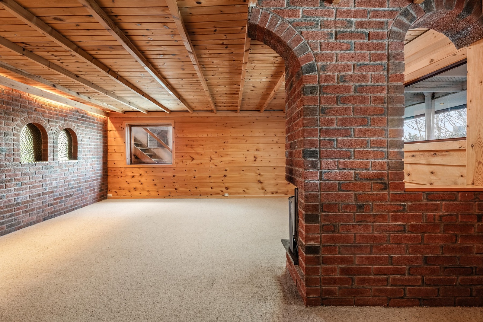 Stor kjellerstue med flere møbleringssoner. Galleribilde