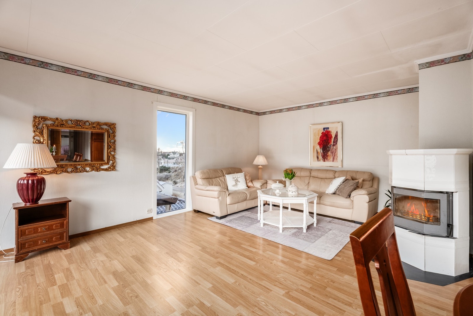 Leiligheten har økonomisk oppvarming med peis og varmepumpe. Galleribilde