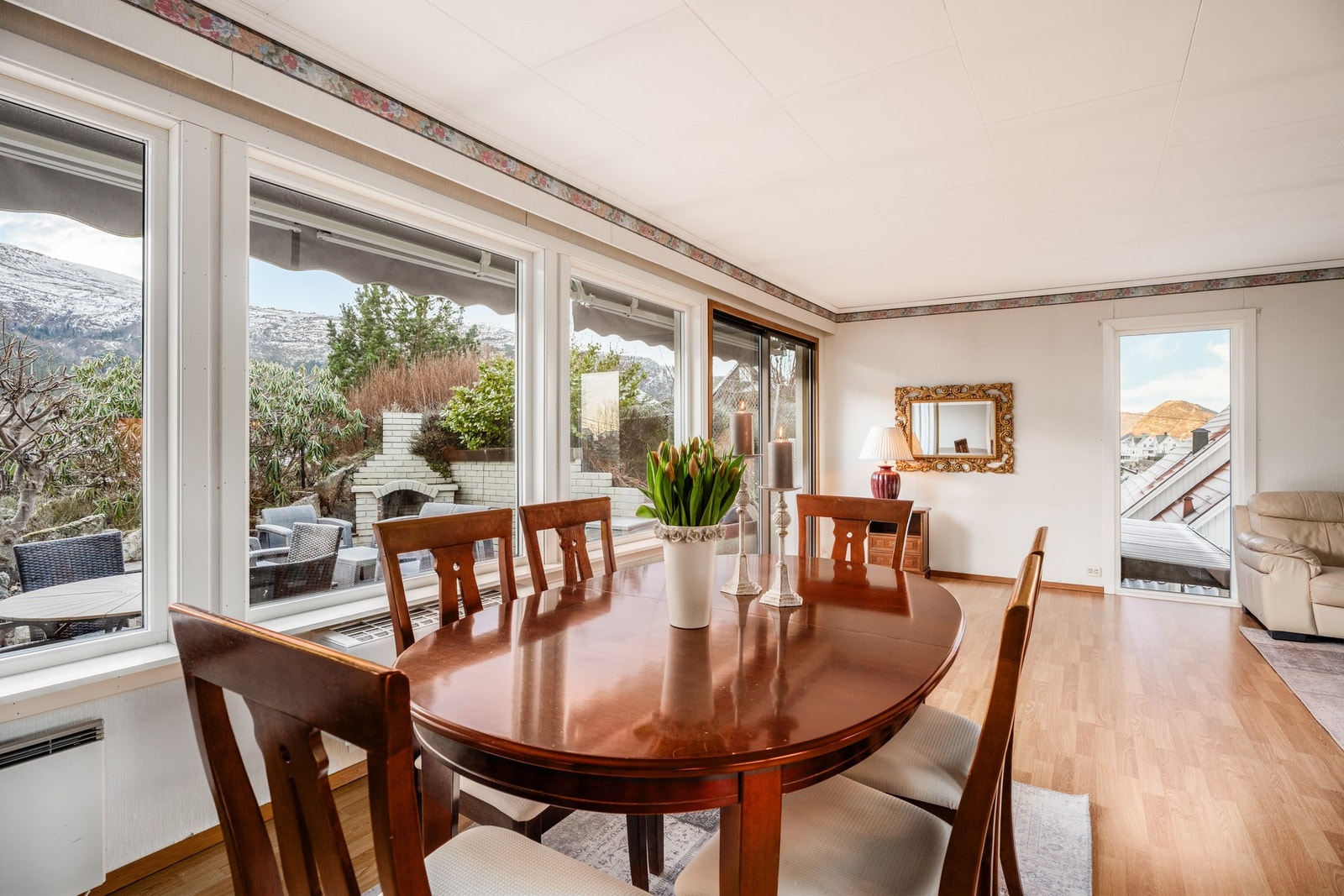 Stue og kjøkken har flere møbleringssoner med god plass til spisegruppe, sittegruppe m.m. Galleribilde