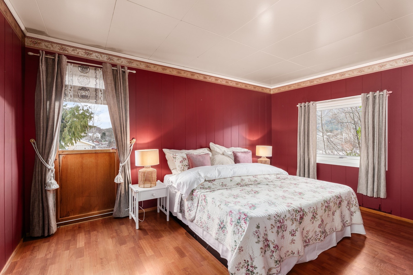 Soverom 2: Romslig soverom med plass til stor dobbeltseng m.m. Galleribilde