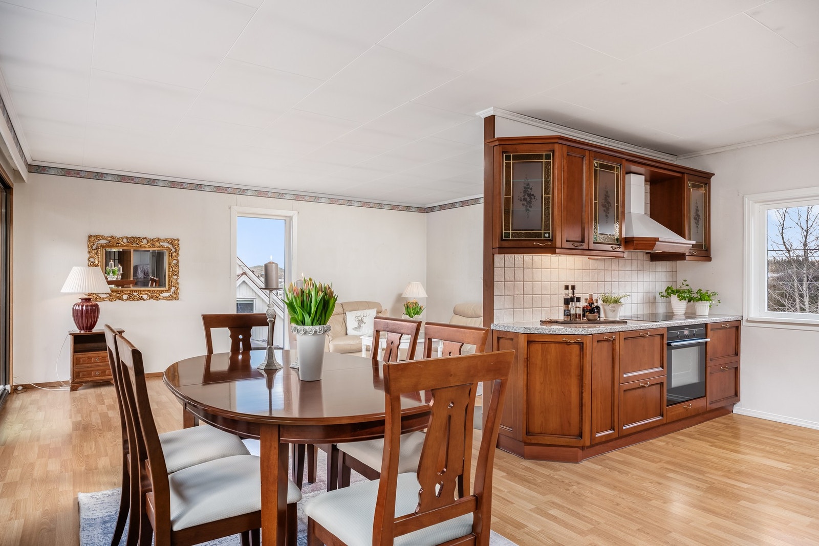 Romslig og luftig åpen planløsning mellom kjøkken og stue. Galleribilde