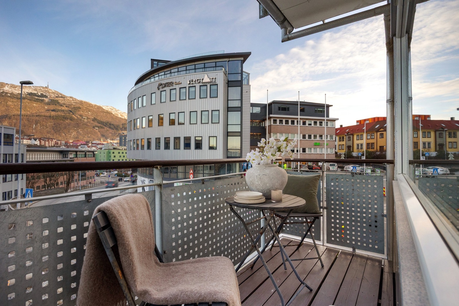 Fra stuen har man utgang til nord-østvendt altan på 4,5 kvm. Hva med å nyte morgenkaffen her? Galleribilde