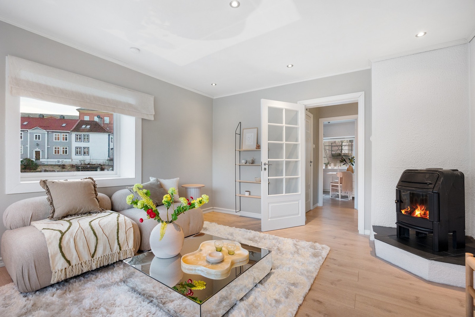 Stuen er romslig og kan innredes etter eget ønske og behov Galleribilde