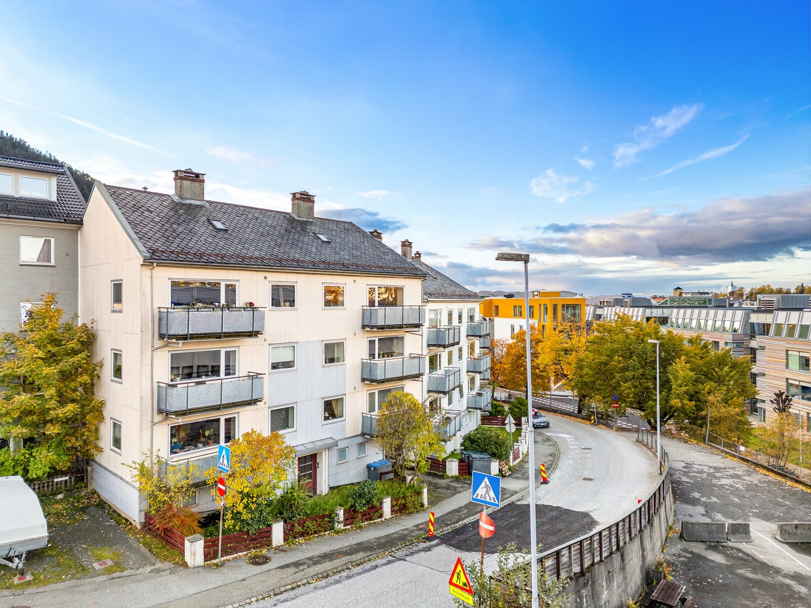 Her bor du med nærhet til dagligvare, bybane, studiefasiliteter, turmuligheter og mye mer! Galleribilde