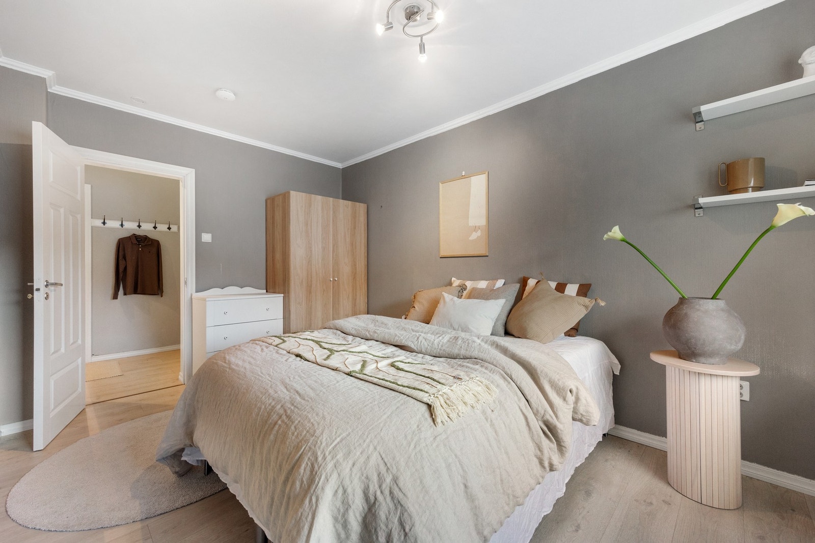 Rommet er av god størrelse og gjør det enkelt å innrede med komfortabel dobbeltseng, nattbord og annet passende møblement Galleribilde