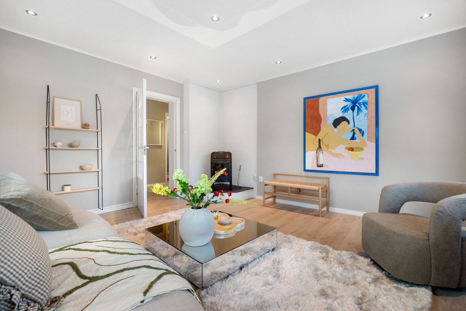 Det er laminat på gulv mot malt strie på vegger. Spotter i tak gir ekstra fin kveldsbelysning Galleribilde