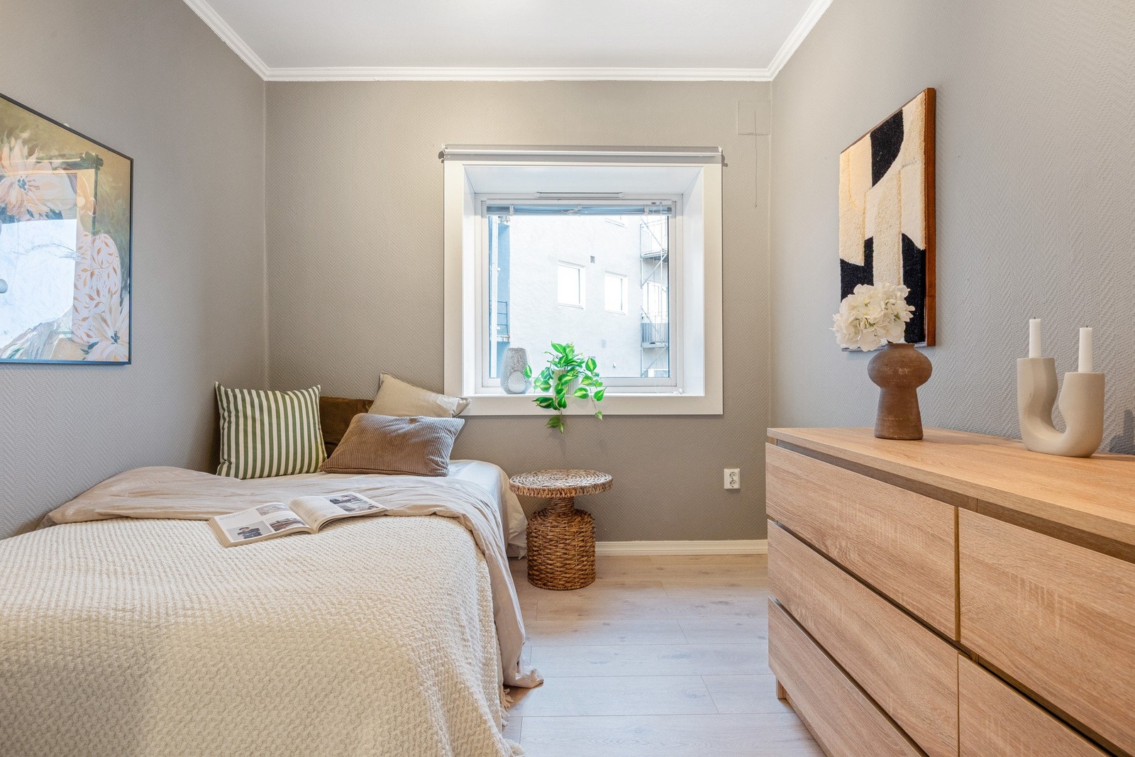 Pent soverom nr. 2 med plass til f.eks 120seng og arbeidspult Galleribilde