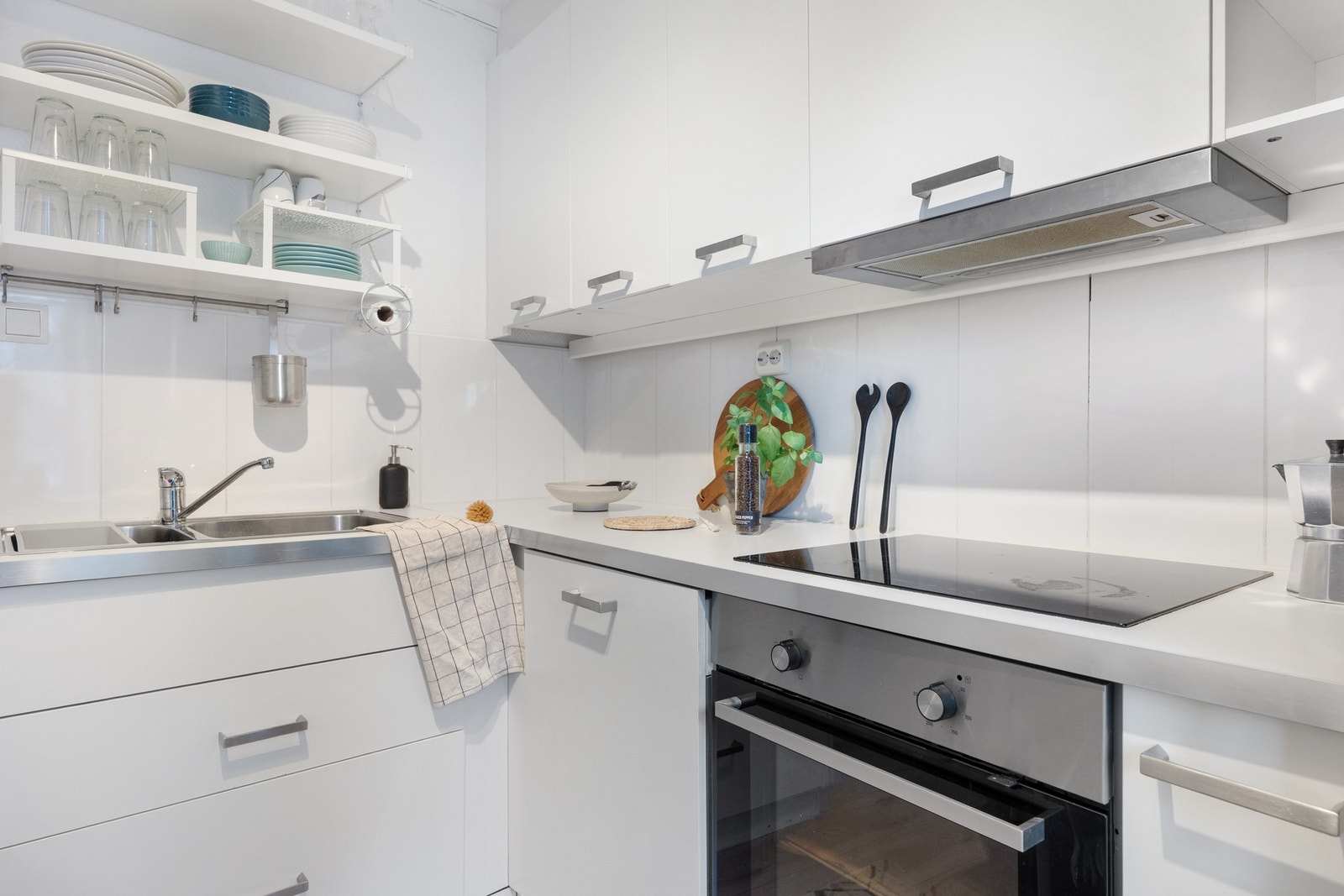 Kjøkkenet er utstyrt med vaskekum, ventilator og opplegg for oppvaskmaskin Galleribilde